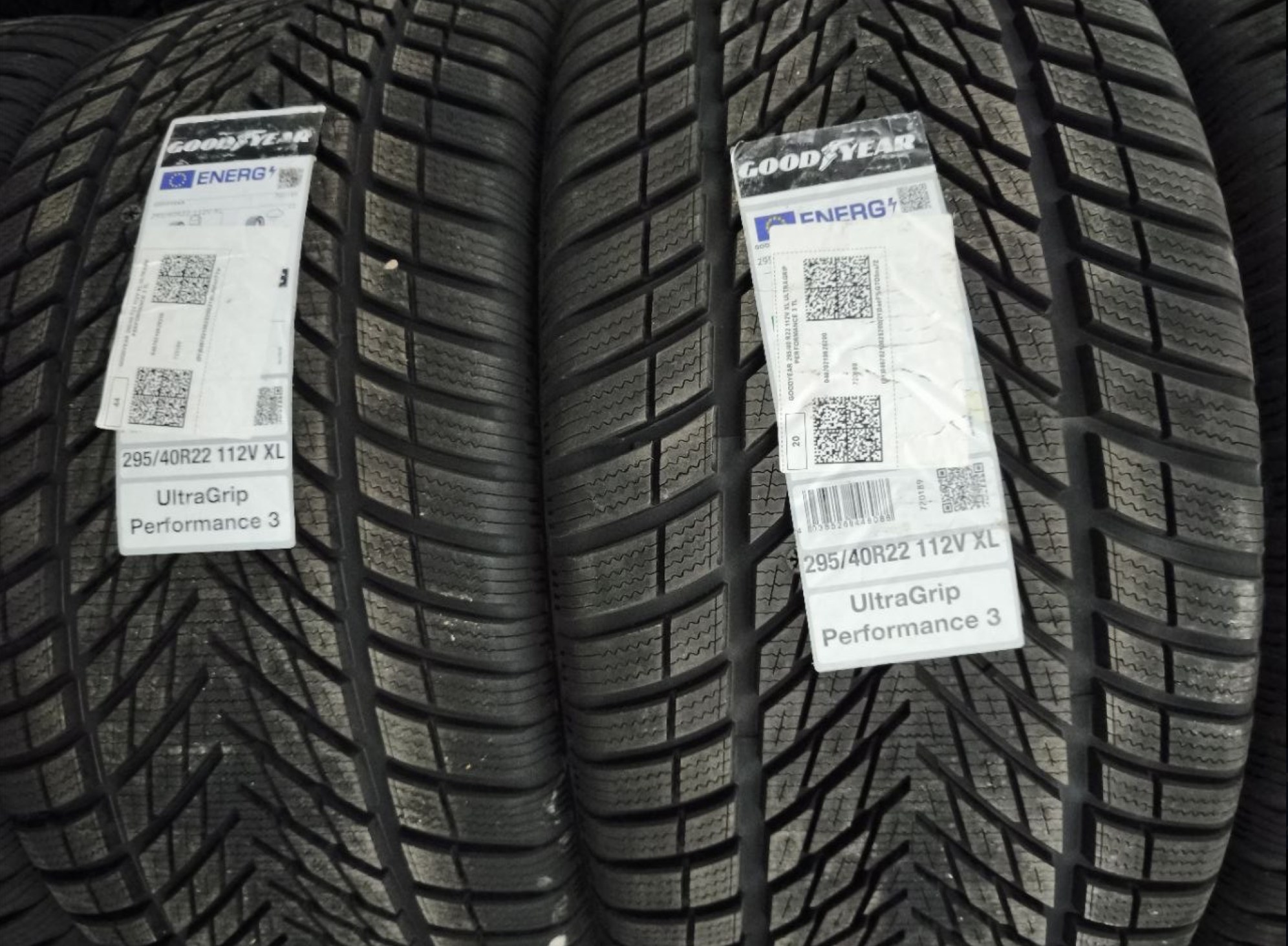 Goodyear UltraGrip Performance 3 295/40 R22 112V XL — пара с этикетками