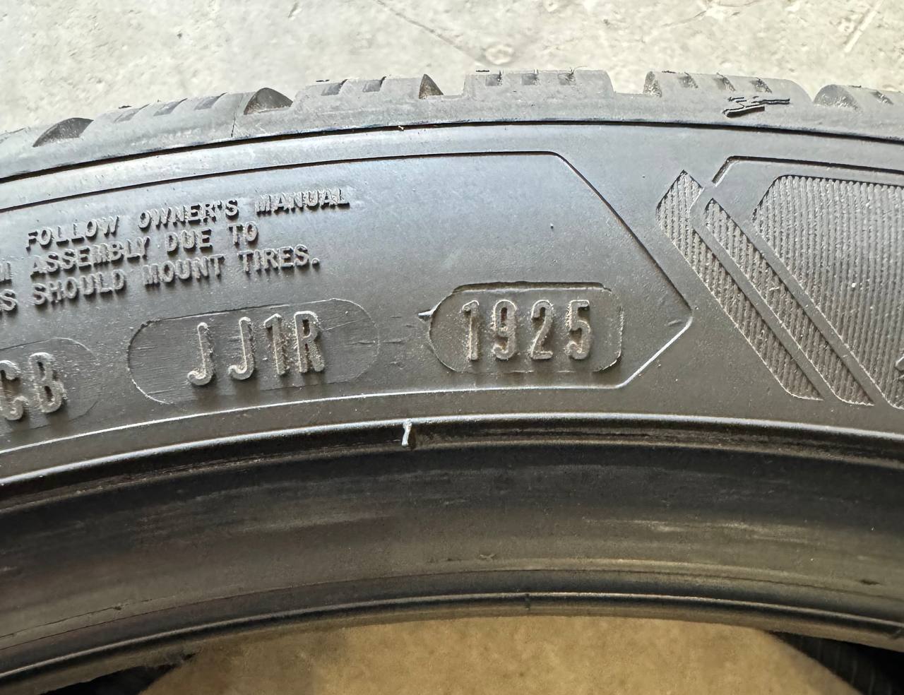 Передняя шина 275/35 R21 103V XL
