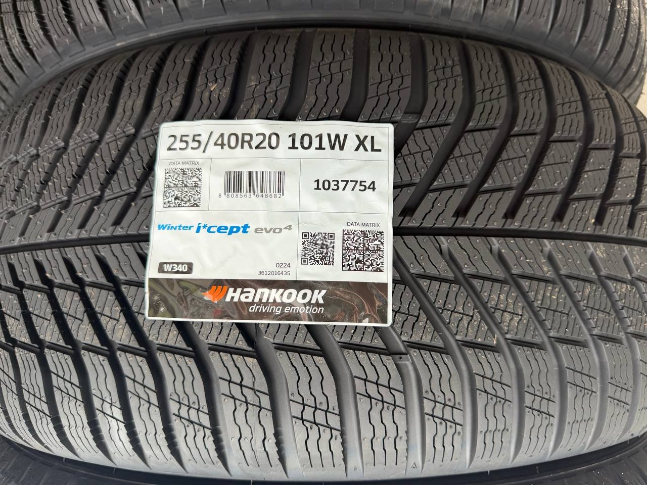Hankook Winter i*cept evo4 W340 255/40 R20 101W XL — протектор и этикетка