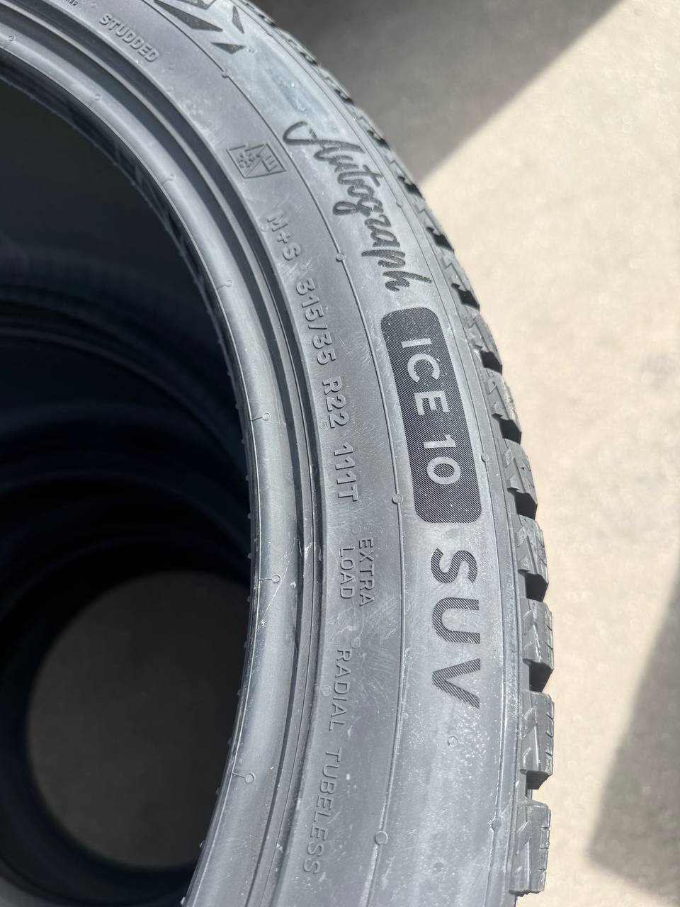 Боковина 315/35 R22 111T: STUDDED, M+S, снежинка на фоне горы