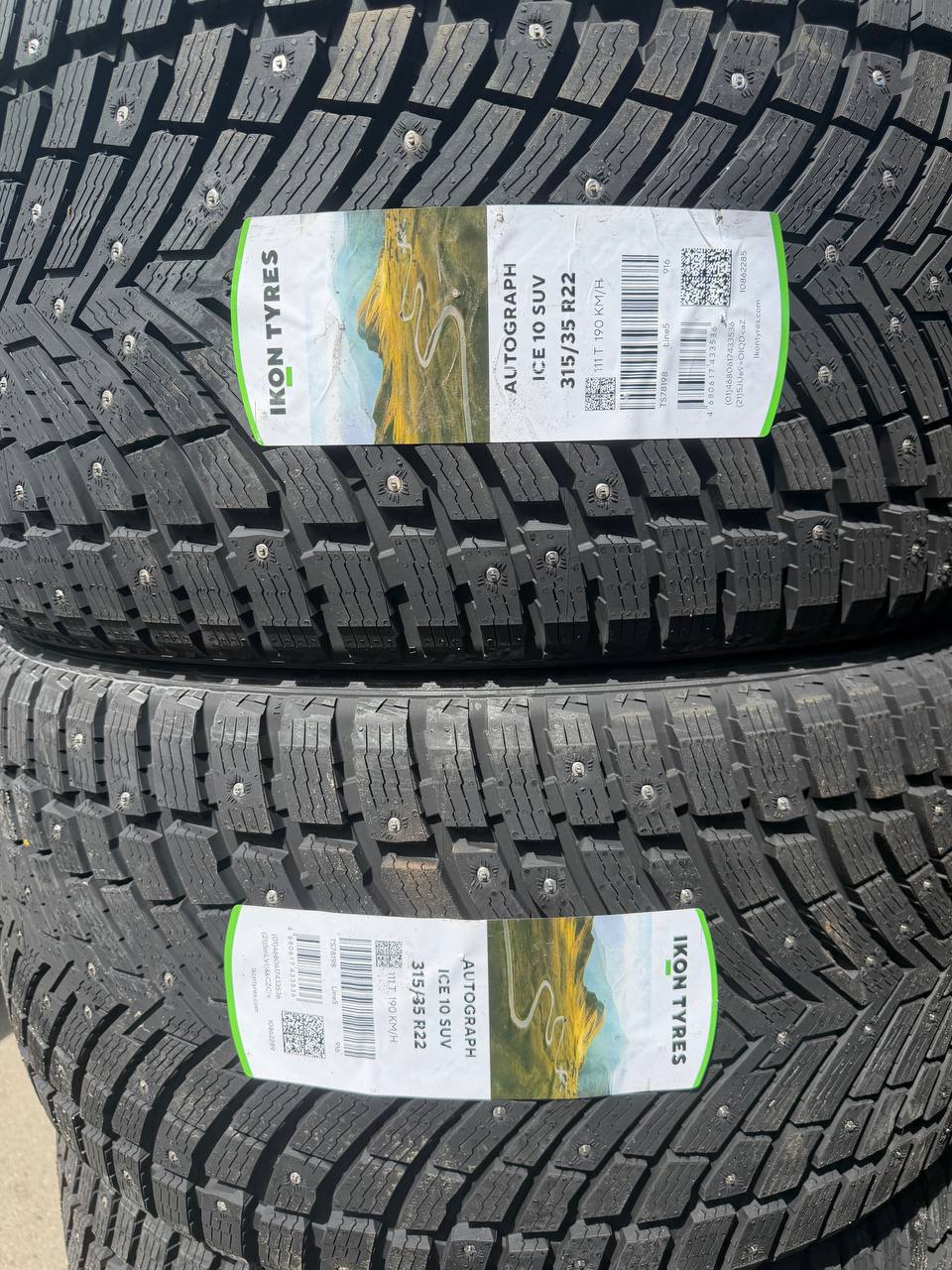 Задние шины Ikon Ice 10 SUV 315/35 R22 — протектор и шипы