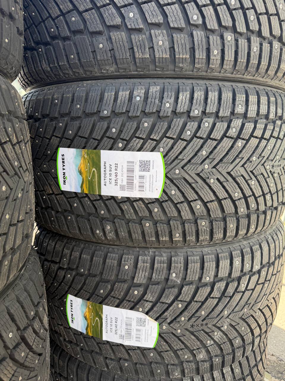 Задние шины Ikon Ice 10 SUV 325/40 R22 — протектор и шипы