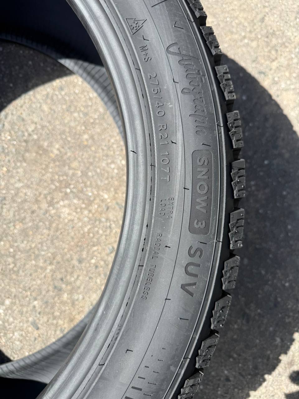 Боковина 275/40 R21 107T: снежинка на фоне горы