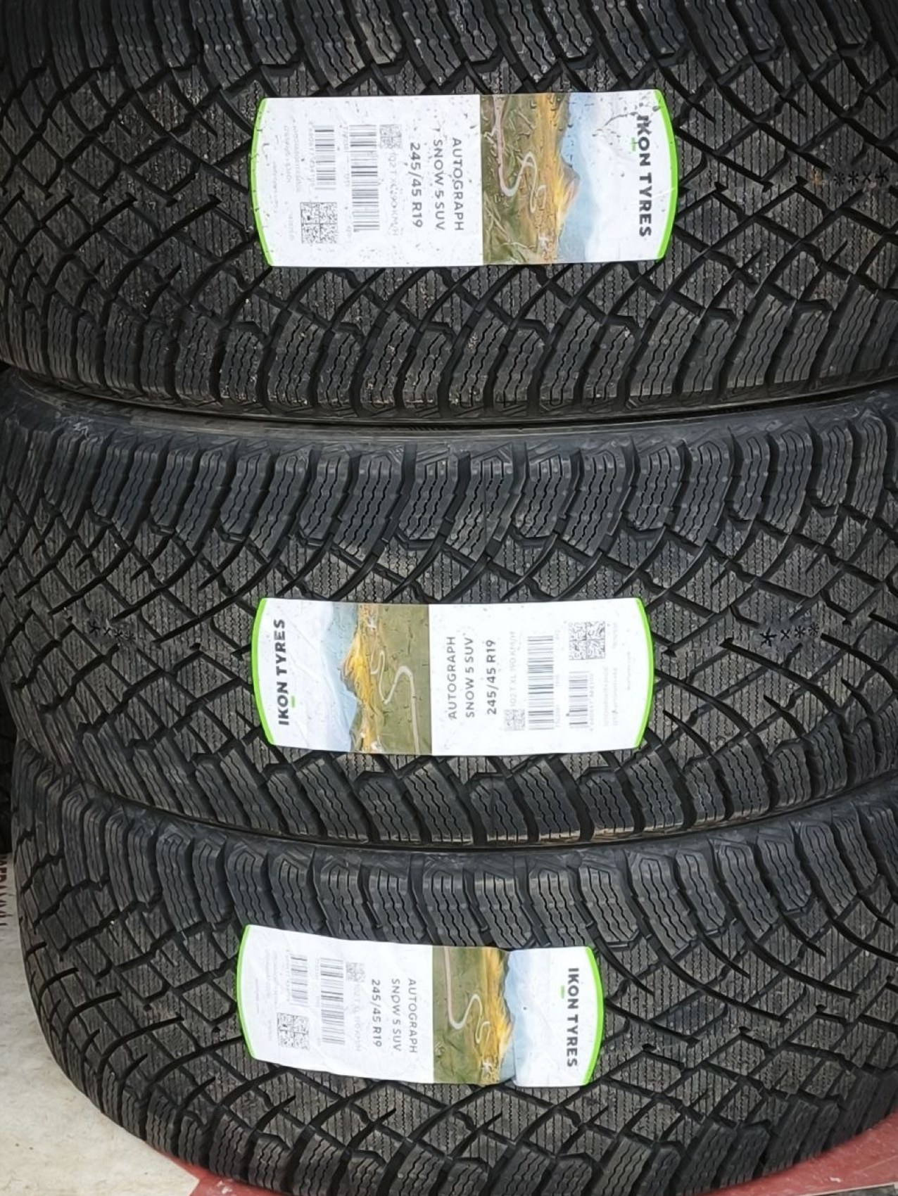 Передние шины 245/45 R19 на складе