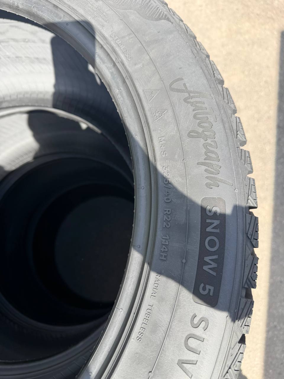 Боковина 325/40 R22 114H: M+S, снежинка на фоне горы, STUDLESS