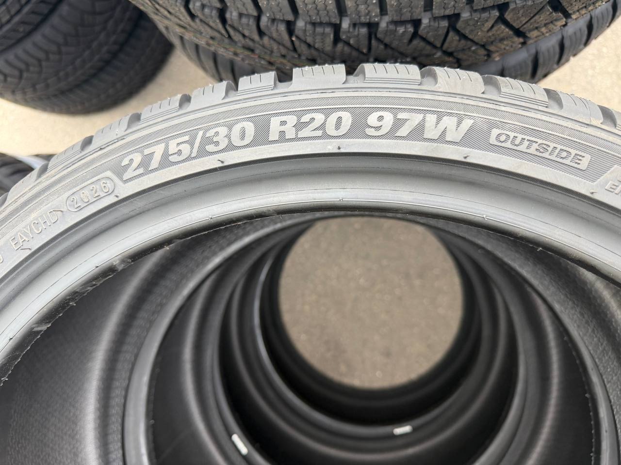 Маркировка 275/30 R20 97W и OUTSIDE на боковине