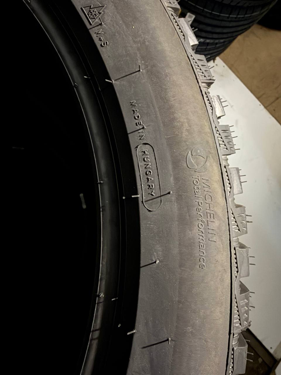Маркировка Made in Hungary на шипованной Michelin