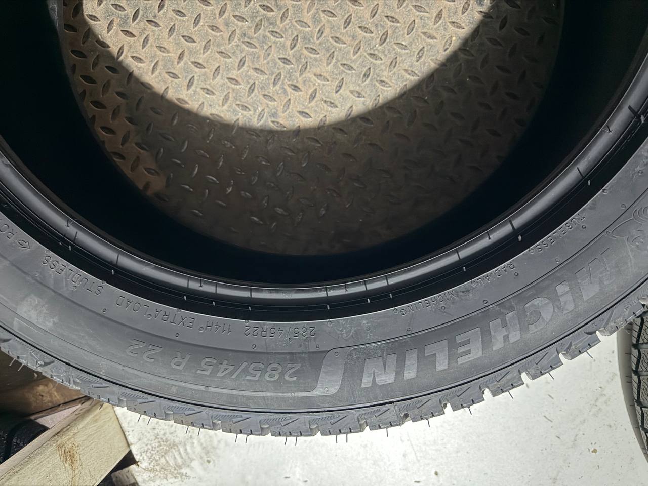 Размер 285/45 R22 114H XL на боковине X-Ice Snow+