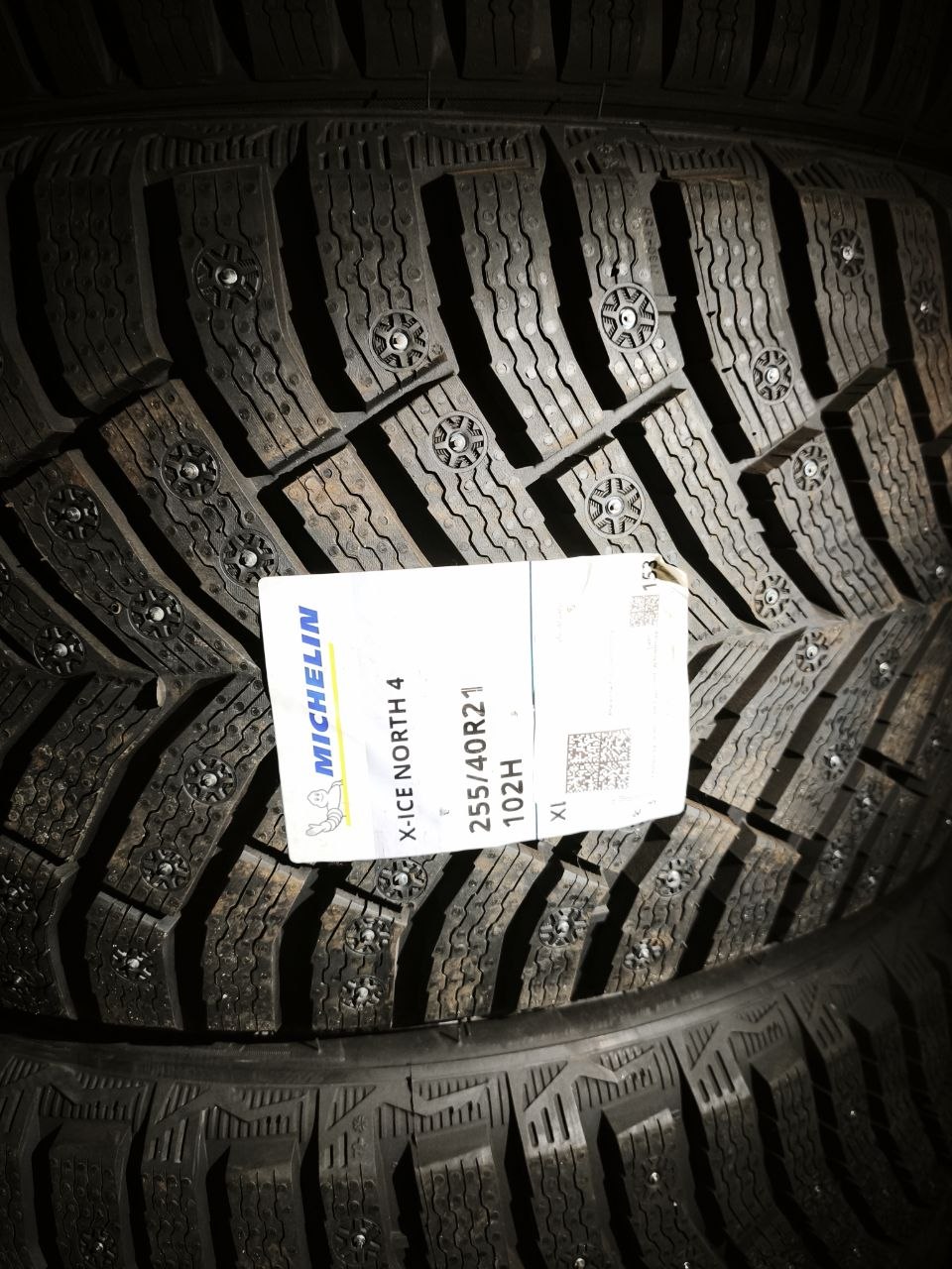 Шипы и протектор Michelin X-Ice North 4 крупным планом