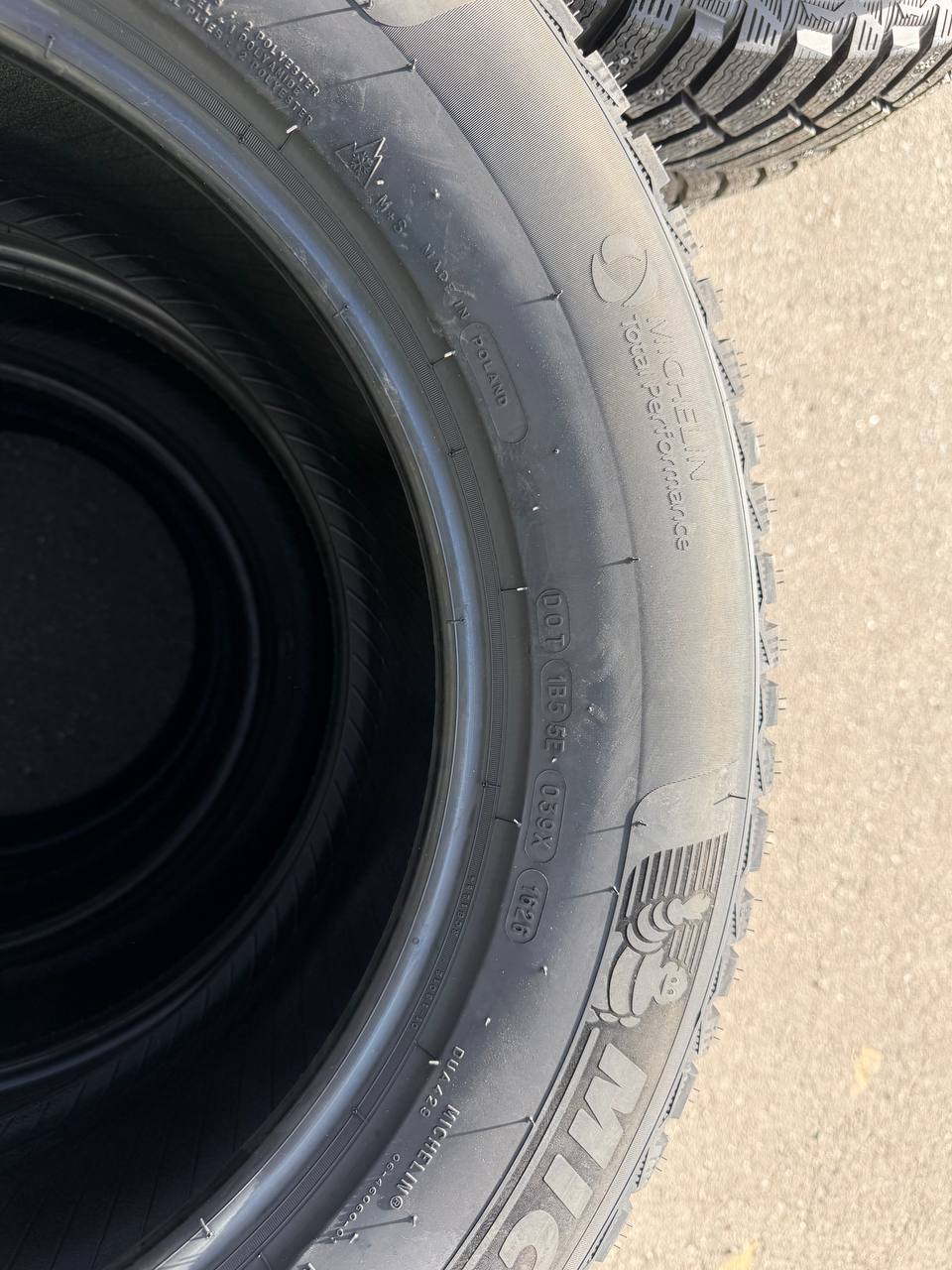 Боковина Michelin X-Ice North 4 SUV: M+S, снежинка на фоне горы