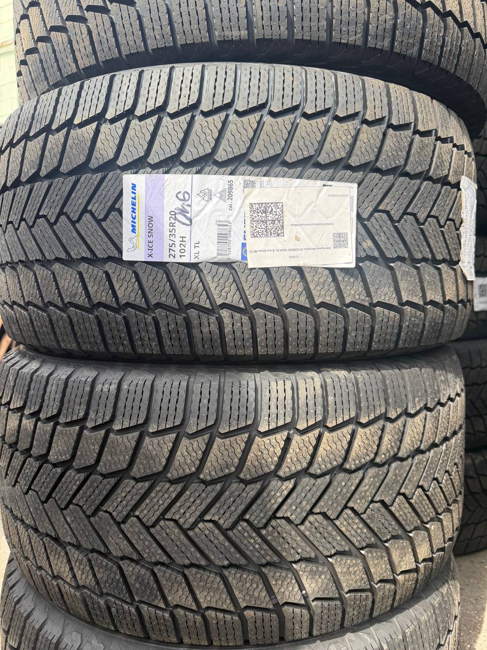 Задние шины 275/35 R20 — этикетка и протектор
