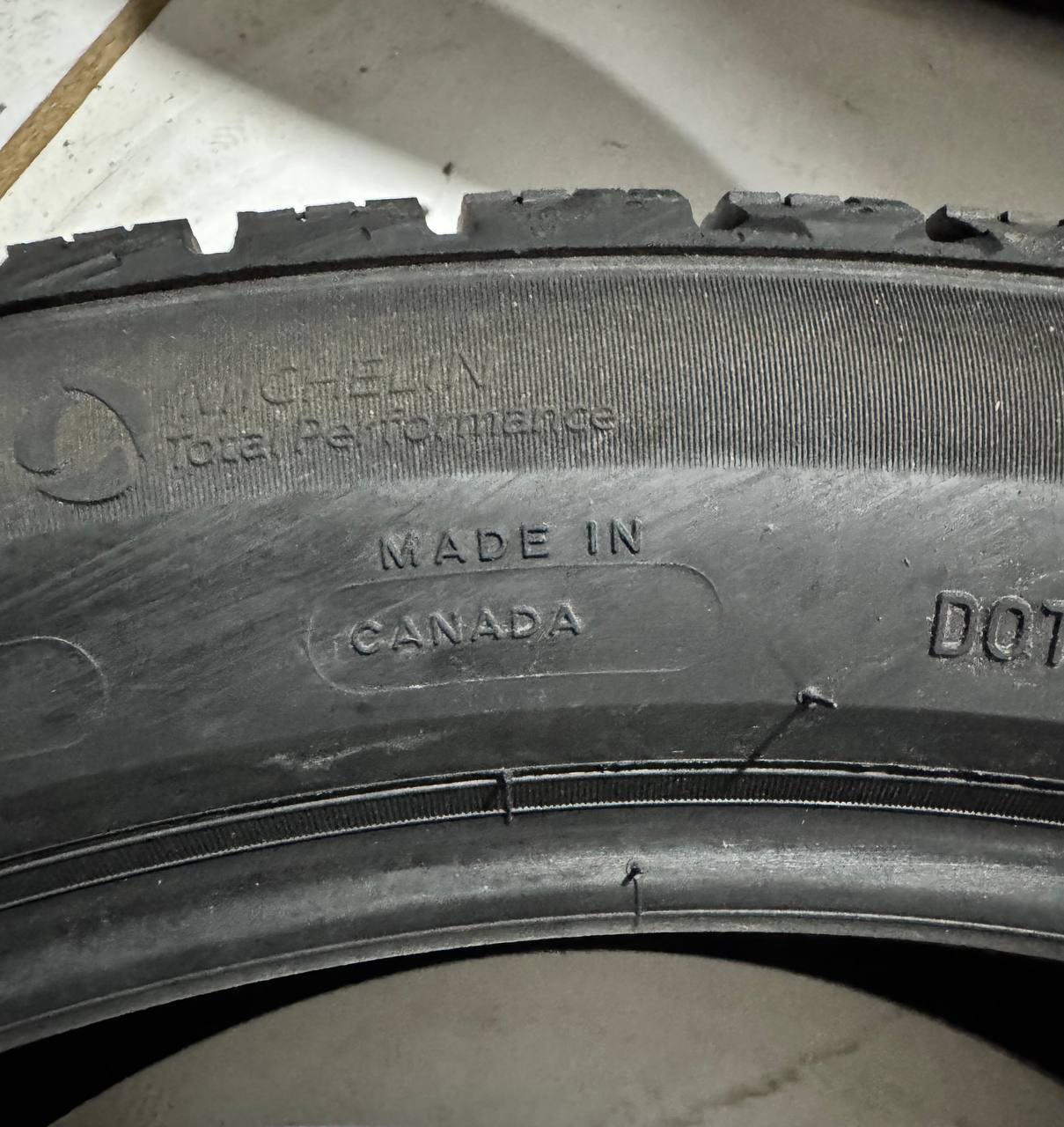 Маркировка Made in Canada на боковине Michelin