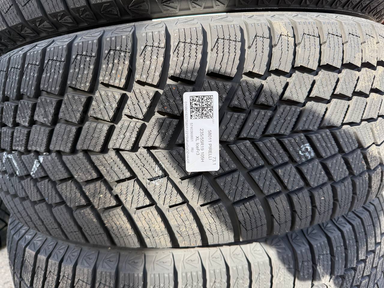 Pirelli Ice Zero FR 3 235/55 R19 105H XL — протектор и этикетка