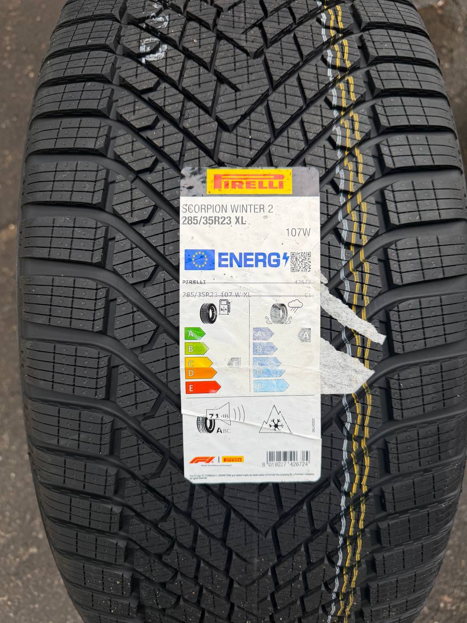Заводская этикетка передней шины 285/35 R23 107W XL